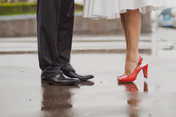 Pés em calçado do noivo e a noiva — Fotografia de Stock