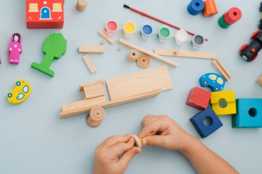 Çocuk toplar ve tahtadan yapılmış bir daktilo modeli boyalar