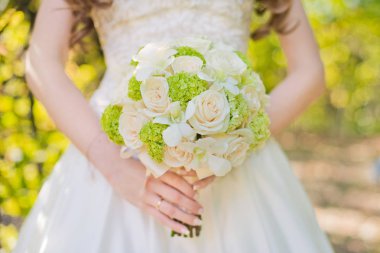 Gelinin elinde düğün buketi