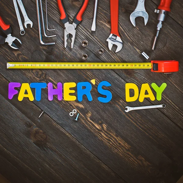 Buchstaben und Werkzeuge hölzerner Hintergrund Vatertag — Stockfoto