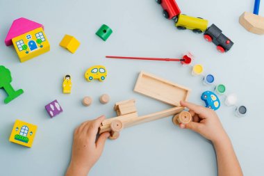 Çocuk toplar ve tahtadan yapılmış bir daktilo modeli boyalar