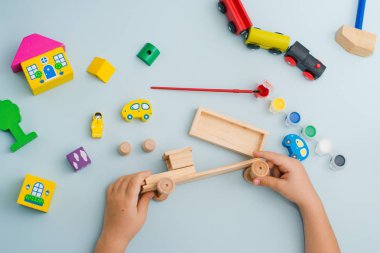 Çocuk toplar ve tahtadan yapılmış bir daktilo modeli boyalar