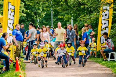 Rusya. Moskova. Vorontsovsky Park 21 Ağustos tarihinde. Yolgezer yavrusu 2016. Denge bisiklet yarış