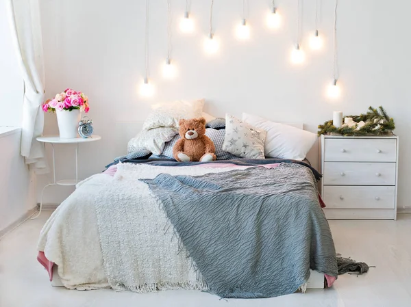 Intérieur d'une chambre romantique lumineuse — Photo