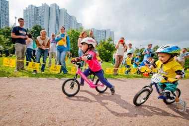 Rusya. Moskova. Vorontsovsky Park 21 Ağustos tarihinde. Yolgezer yavrusu 2016. Denge bisiklet yarış