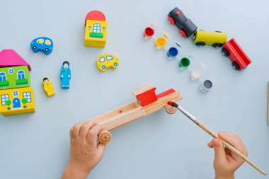 Çocuk toplar ve tahtadan yapılmış bir daktilo modeli boyalar