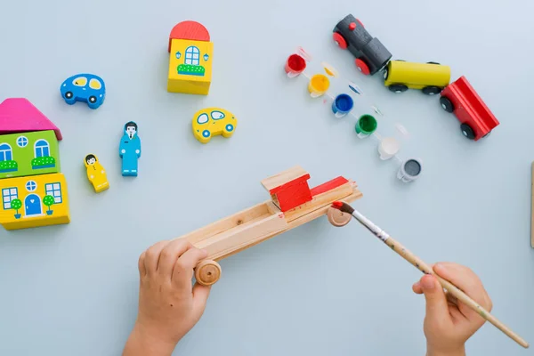 Enfant recueille et peint un modèle de machine à écrire en bois — Photo