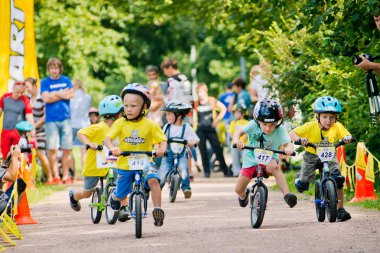 Rusya. Moskova. Vorontsovsky Park 21 Ağustos tarihinde. Yolgezer yavrusu 2016. Denge bisiklet yarış