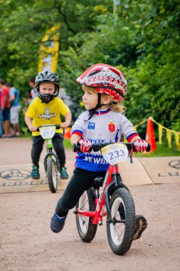 Rusya. Moskova. Vorontsovsky Park 21 Ağustos tarihinde. Yolgezer yavrusu 2016. Denge bisiklet yarış