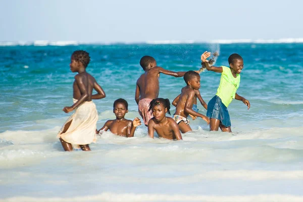 V Mombase. Keňa. 26. ledna 2012 děti z Afriky — Stock fotografie