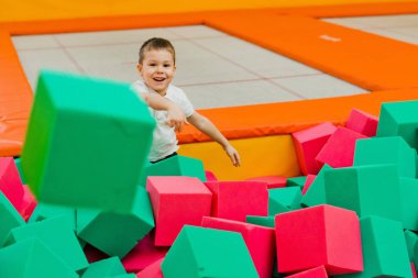 Bir kuru havuzda oynarken çocuk