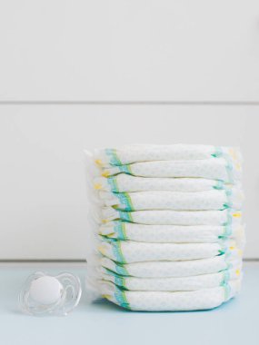 çocuk bezi bir beyaz gardrop karşı yığını