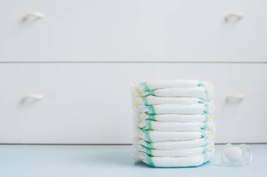 çocuk bezi bir beyaz gardrop karşı yığını