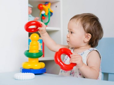 Küçük bir çocuk bir piramit toplar