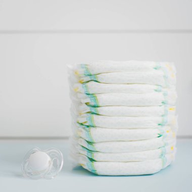 çocuk bezi bir beyaz gardrop karşı yığını