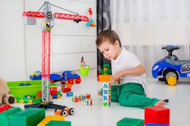 Bloklarla oynayan çocuk