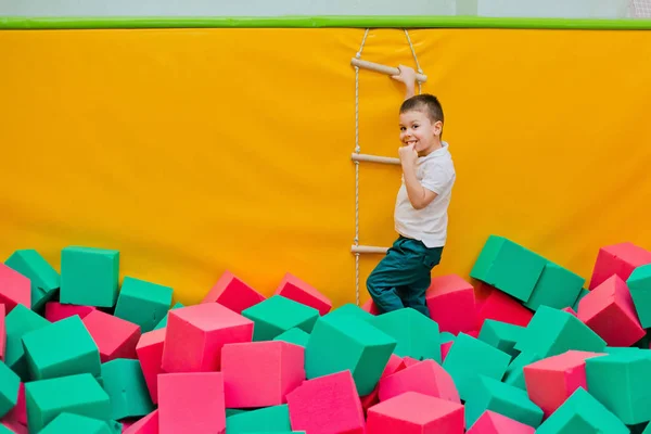 Menino brincando em uma piscina seca — Fotografia de Stock