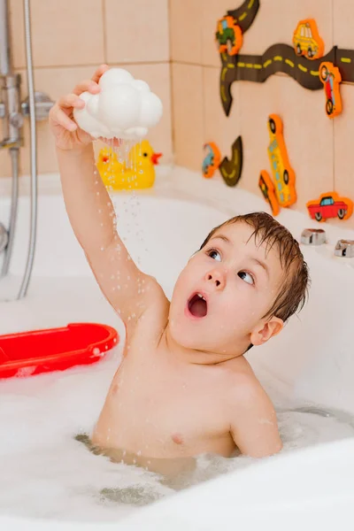 Маленький хлопчик грає у ванній — стокове фото