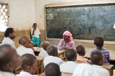 Kenya. Mombasa. 25 Ocak 2012 Afrikalı öğrenciler. Okul.