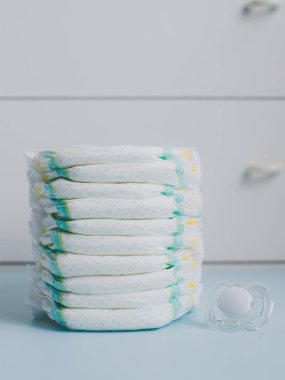 çocuk bezi bir beyaz gardrop karşı yığını