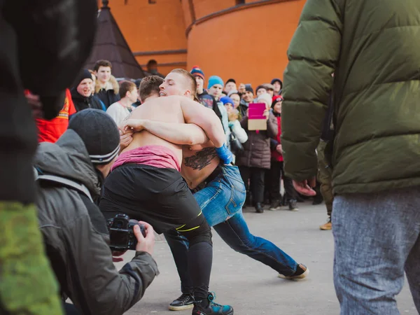 Rusia. Moscú. Plaza Roja. febrero 26, 2017. lucha de masas de hooligans y fans — Foto de Stock