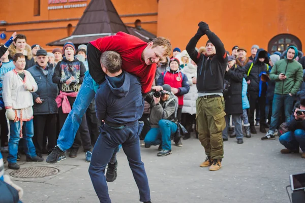 Rusia. Moscú. Plaza Roja. febrero 26, 2017. lucha de masas de hooligans y fans —  Fotos de Stock