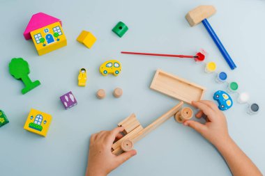 Çocuk toplar ve tahtadan yapılmış bir daktilo modeli boyalar