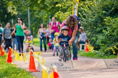 Rusya. Moskova. Vorontsovsky Park 21 Ağustos tarihinde. Yolgezer yavrusu 2016. Denge bisiklet yarış