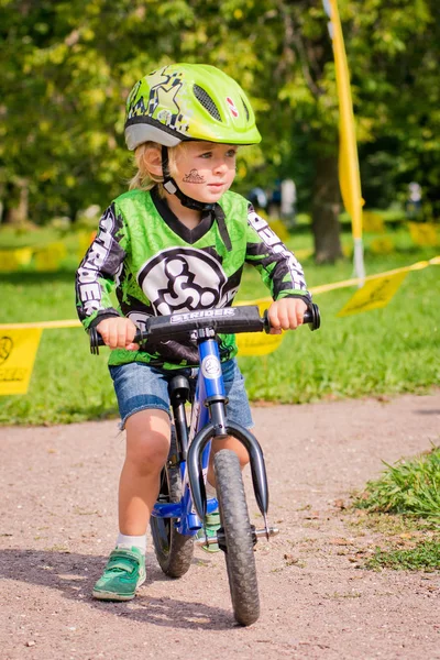 Russia. Moscow. Vorontsovsky Park on the 21st of August. STRIDER CUB 2016. Racing on the balance bike — Stock Photo, Image