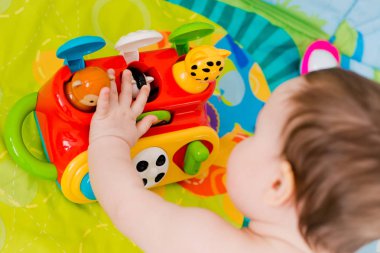 Bebek yalan eğitim oyuncaklar ile oynama