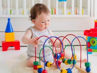 bebek kreş eğitici oyuncak ile oynarken