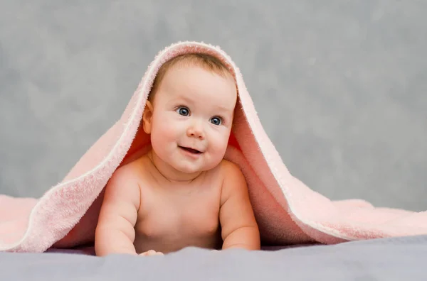 Bébé joue avec ses jambes — Photo