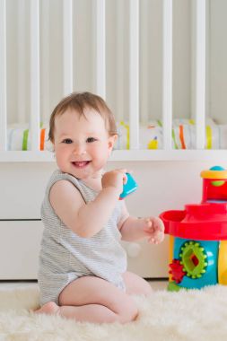 bebek kreş eğitici oyuncak ile oynarken