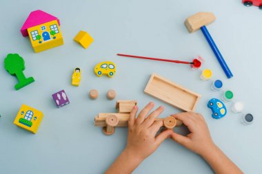 Çocuk toplar ve tahtadan yapılmış bir daktilo modeli boyalar