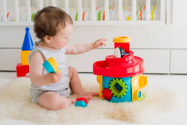 Baby spielt im Kinderzimmer mit Lernspielzeug — Stockfoto