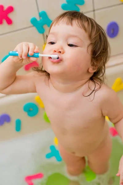 Niño en un baño con espuma — Foto de Stock