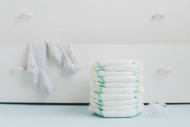 Çocuk bezi ve keten ile soyunma yığını