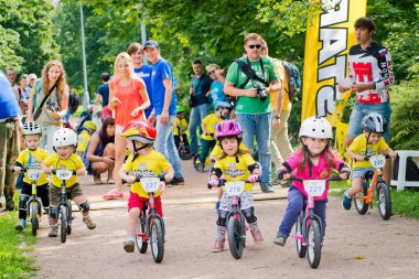 Rusya. Moskova. Vorontsovsky Park 21 Ağustos tarihinde. Yolgezer yavrusu 2016. Denge bisiklet yarış