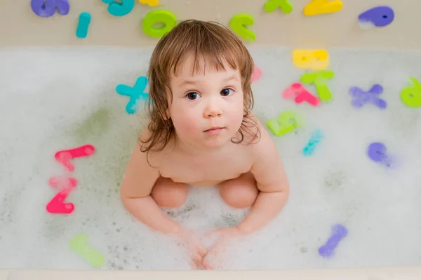 Criança em um banho com espuma — Fotografia de Stock