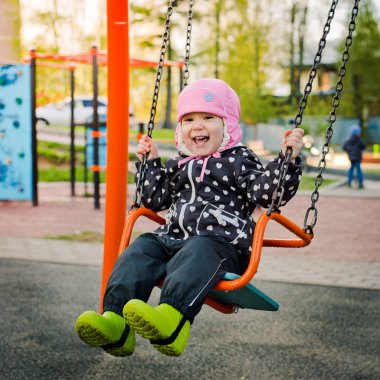 Bahar bir salıncak üzerinde çocuk