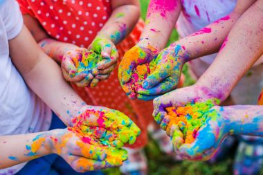 Ellerinde boya holi