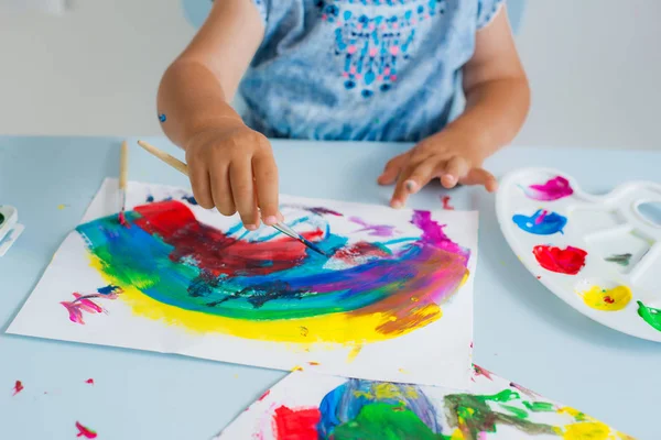 Brush with paint in the childs hand — Stock Photo, Image