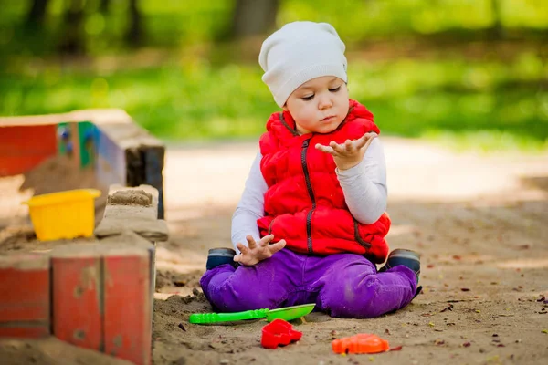 Dítě v pískovišti — Stock fotografie