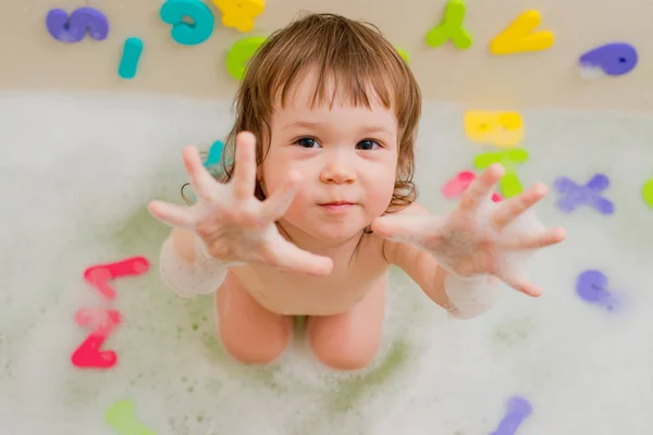 Το παιδί σε ένα μπάνιο με αφρό — Φωτογραφία Αρχείου