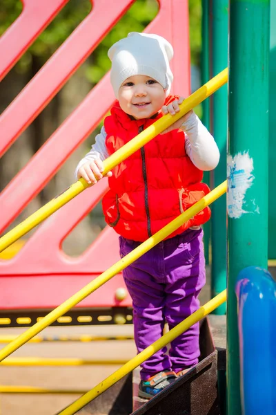 Ein Kind geht auf den Spielplatz — Stockfoto