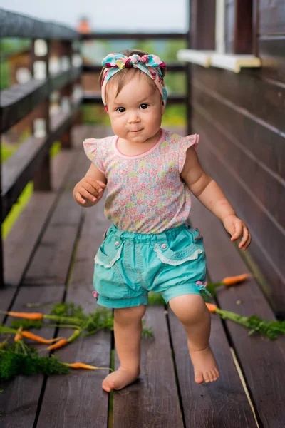 Ребенок и морковь — стоковое фото