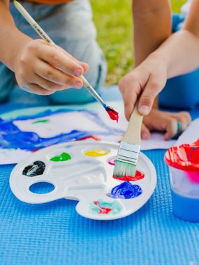 Fırçalar ve boya çocuk elinde