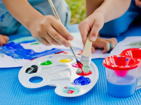 Fırçalar ve boya çocuk elinde