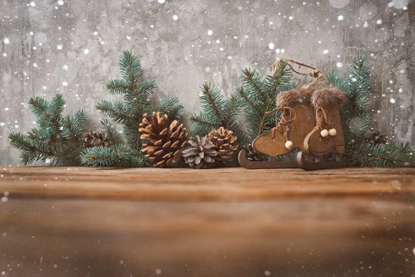 Χριστουγεννιάτικο δέντρο εναντίον τοίχου από σκυρόδεμα — Φωτογραφία Αρχείου