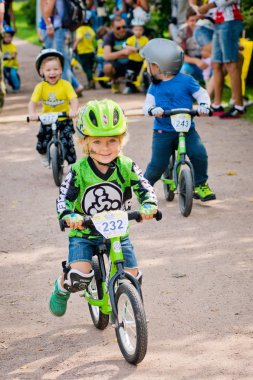 Rusya. Moskova. Vorontsovsky Park 21 Ağustos tarihinde. Yolgezer yavrusu 2016. Denge bisiklet yarış